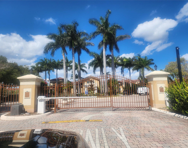 317 Villa Circle - Photo Thumbnail 3