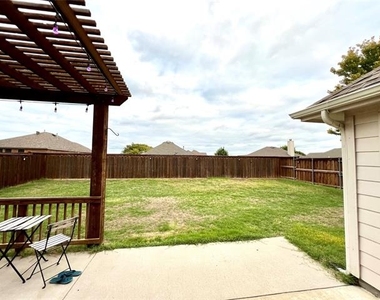 902 Rockton Drive - Photo Thumbnail 17