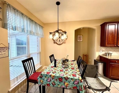 902 Rockton Drive - Photo Thumbnail 7