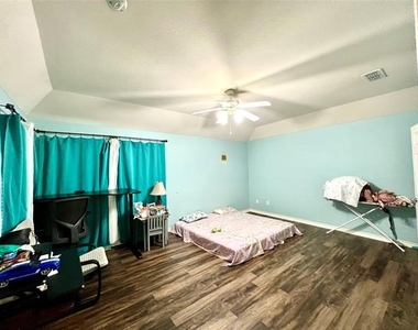 902 Rockton Drive - Photo Thumbnail 8