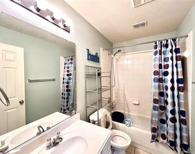 902 Rockton Drive - Photo Thumbnail 15