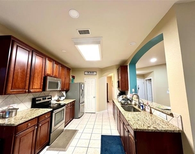 902 Rockton Drive - Photo Thumbnail 5