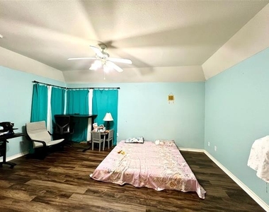 902 Rockton Drive - Photo Thumbnail 9