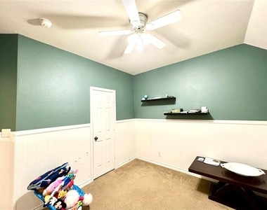 902 Rockton Drive - Photo Thumbnail 14