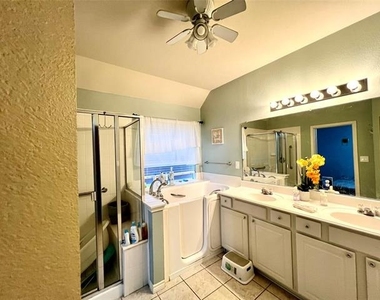 902 Rockton Drive - Photo Thumbnail 10