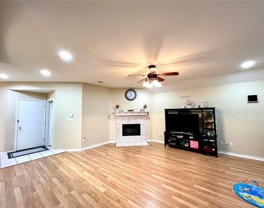 902 Rockton Drive - Photo Thumbnail 3