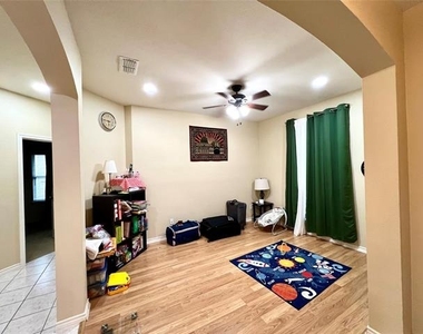 902 Rockton Drive - Photo Thumbnail 1