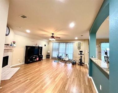 902 Rockton Drive - Photo Thumbnail 2