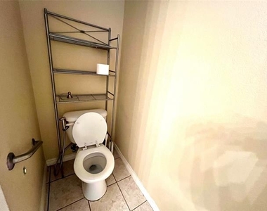 902 Rockton Drive - Photo Thumbnail 12