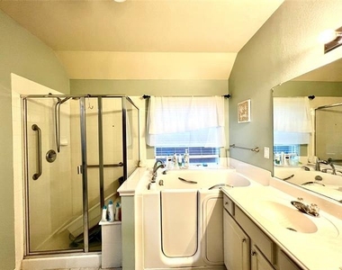 902 Rockton Drive - Photo Thumbnail 11