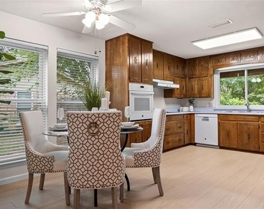 329 Stratford Drive - Photo Thumbnail 7