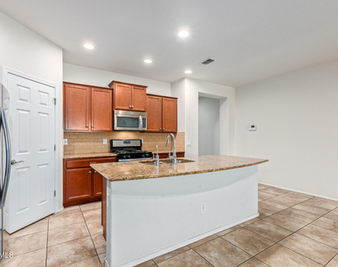 1019 W Spur Drive - Photo Thumbnail 8
