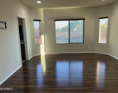 1019 W Spur Drive - Photo Thumbnail 14