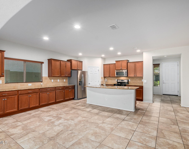 1019 W Spur Drive - Photo Thumbnail 7