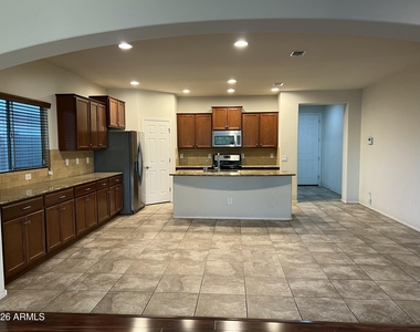 1019 W Spur Drive - Photo Thumbnail 11