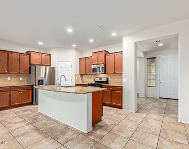 1019 W Spur Drive - Photo Thumbnail 5
