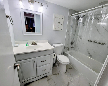 9411 N Hollybrook Lake Drive - Photo Thumbnail 5