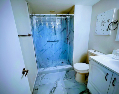 9411 N Hollybrook Lake Drive - Photo Thumbnail 7