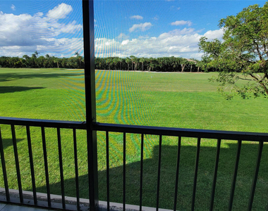 9411 N Hollybrook Lake Drive - Photo Thumbnail 11
