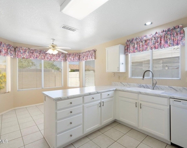 10622 W Mohawk Lane - Photo Thumbnail 6