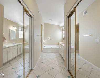 10622 W Mohawk Lane - Photo Thumbnail 14