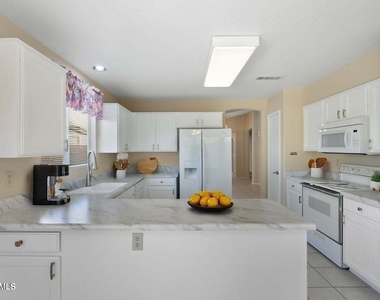 10622 W Mohawk Lane - Photo Thumbnail 7