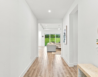 11724 Sw Aquila Way - Photo Thumbnail 5