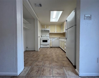 1908 Camden Court - Photo Thumbnail 3