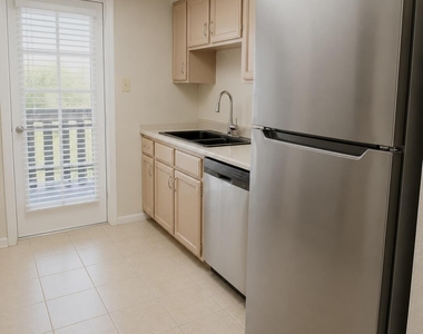 1927 E Hampton Avenue - Photo Thumbnail 4