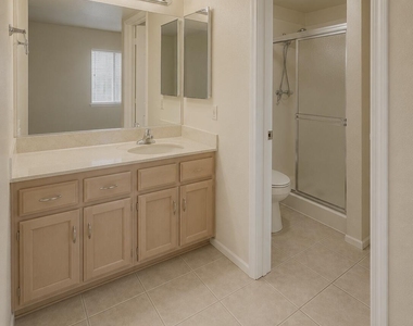 1927 E Hampton Avenue - Photo Thumbnail 12
