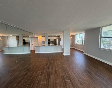 1147 Hillsboro Mile - Photo Thumbnail 5