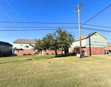 809 W Walnut Street - Photo Thumbnail 1