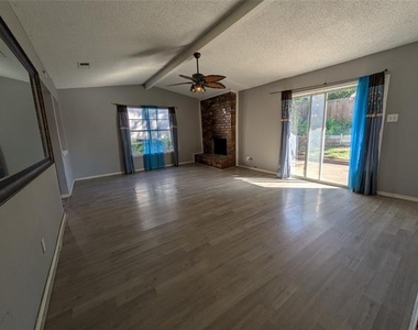1800 Fernwood Circle - Photo Thumbnail 4