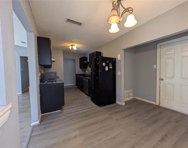 1800 Fernwood Circle - Photo Thumbnail 3