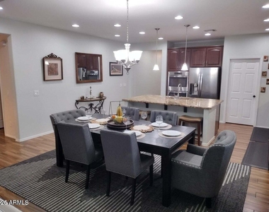 6906 S 78th Drive - Photo Thumbnail 4