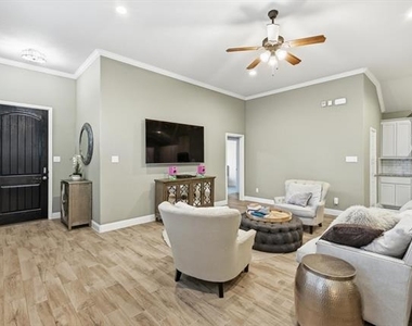 904 10th Street - Photo Thumbnail 1