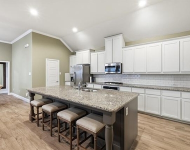 904 10th Street - Photo Thumbnail 4