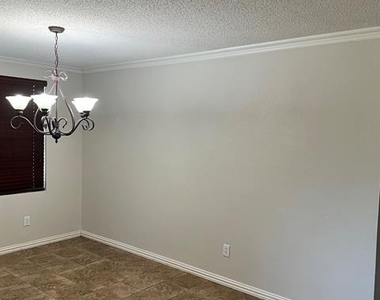 5425 Comanche Wells Drive - Photo Thumbnail 2