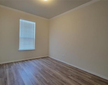 807 Goldenrod Lane - Photo Thumbnail 2