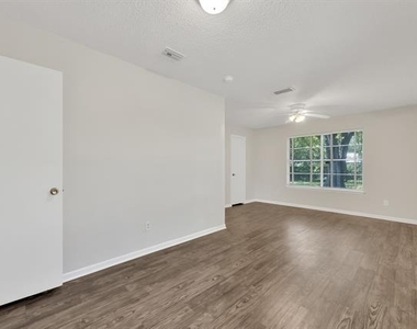 205 Collins Drive - Photo Thumbnail 9