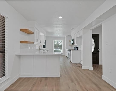 4021 San Mateo Drive - Photo Thumbnail 4