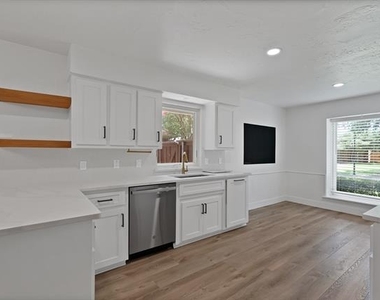 4021 San Mateo Drive - Photo Thumbnail 5
