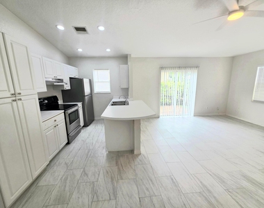 569 E Ridge Circle N - Photo Thumbnail 4