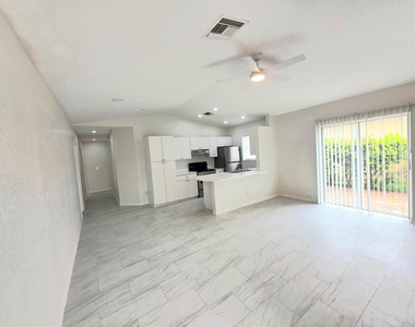 569 E Ridge Circle N - Photo Thumbnail 1
