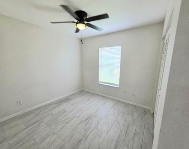 569 E Ridge Circle N - Photo Thumbnail 14