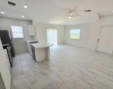 569 E Ridge Circle N - Photo Thumbnail 2