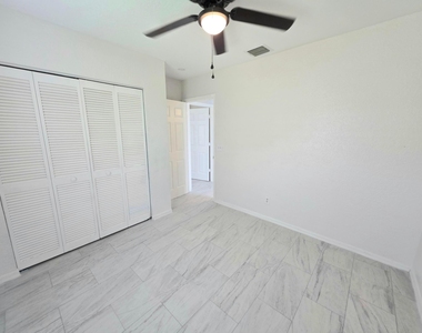 569 E Ridge Circle N - Photo Thumbnail 15