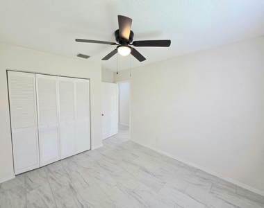 569 E Ridge Circle N - Photo Thumbnail 11