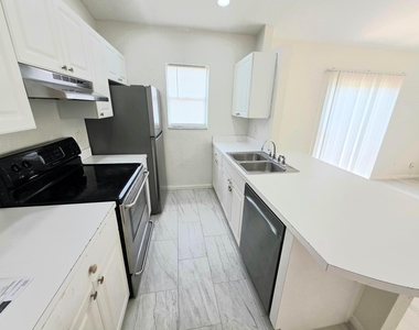 569 E Ridge Circle N - Photo Thumbnail 3