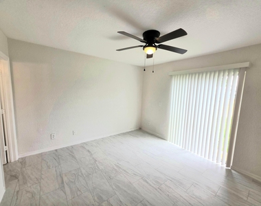 569 E Ridge Circle N - Photo Thumbnail 5